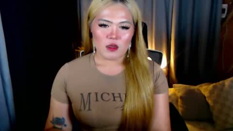 Snapshot of venus_colly chatting on July 17, 4:45 pm I am Colly Your mystery girl online show from July 17, 4:45 pm