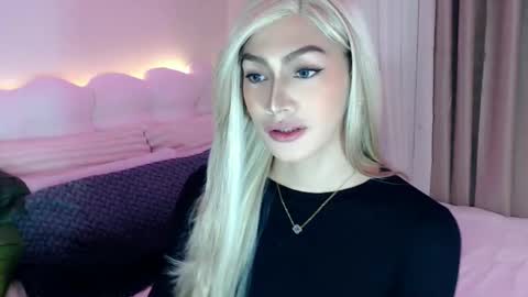 Venus Sunrise Bombshell online show from April 21, 7:17 pm