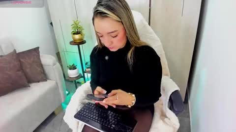 Snapshot of veromars_ chatting on November 21, 1:32 pm Catalina online show from November 21, 1:32 pm