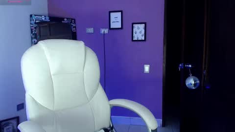 Snapshot of veronica_118 chatting on December 9, 6:23 am veronica_118 online show from December 9, 6:23 am