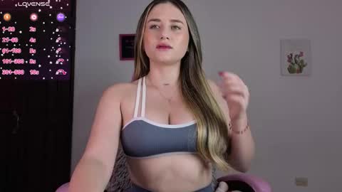 Snapshot of veronika__winslow_ chatting on October 17, 3:20 am Vero online show from October 17, 3:20 am