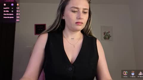 Snapshot of veronika__winslow_ chatting on December 14, 3:01 am Vero online show from December 14, 3:01 am