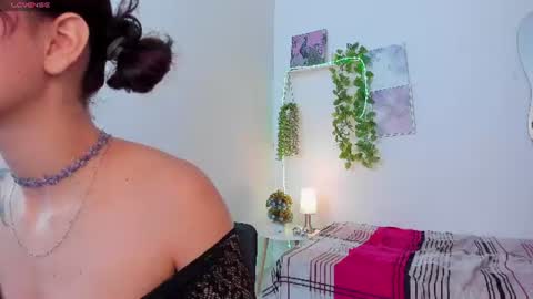 Snapshot of vexa_rosie chatting on June 25, 4:45 am hi im vexa online show from June 25, 4:45 am