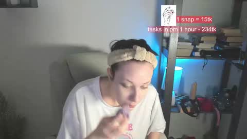 Snapshot of vi_vikkk chatting on February 23, 9:55 am VIKA online show from February 23, 9:55 am