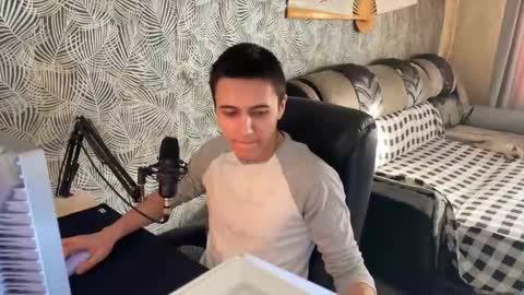 Snapshot of vialeras chatting on February 23, 9:55 am vialeras online show from February 23, 9:55 am