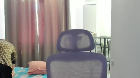 vibemygirl online show from April 29, 6:39 am