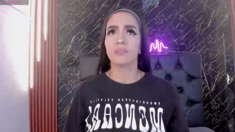 Snapshot of vichy_evans chatting on November 7, 8:20 pm Vichy Everyday From 1400 to 2130 Col Time online show from November 7, 8:20 pm