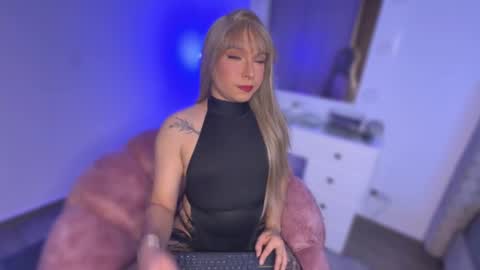 Snapshot of vicky_hot_x chatting on June 19, 2:05 am online show from June 19, 2:05 am