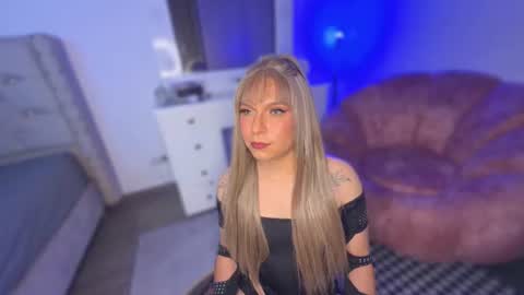 Snapshot of vicky_hot_x chatting on June 21, 12:35 am online show from June 21, 12:35 am
