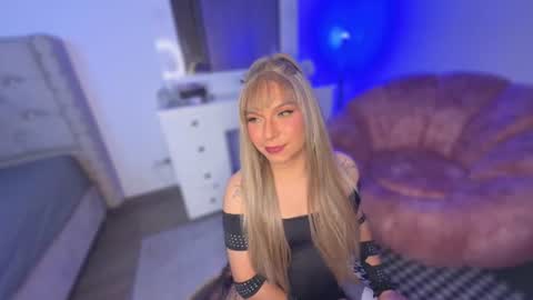Snapshot of vicky_hot_x chatting on July 9, 12:04 am online show from July 9, 12:04 am