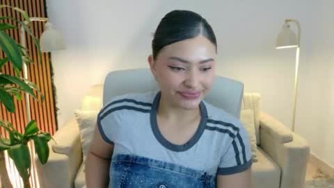 Snapshot of victoria___moon chatting on June 4, 2:12 pm victoria online show from June 4, 2:12 pm