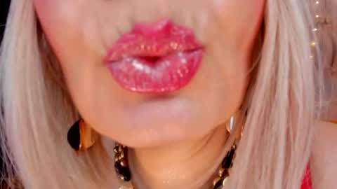 Snapshot of victoria_dior chatting on December 19, 6:45 pm diorvictoria9 online show from December 19, 6:45 pm