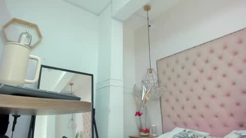 Snapshot of victoria_kitt chatting on June 5, 7:08 pm victoria_kitt online show from June 5, 7:08 pm