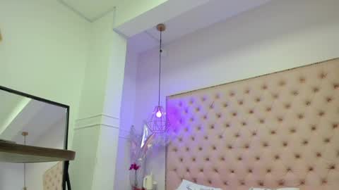 Snapshot of victoria_kitt chatting on June 7, 6:22 pm victoria_kitt online show from June 7, 6:22 pm