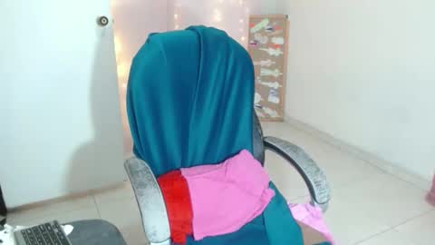 Snapshot of victoria_miler chatting on December 6, 12:23 am VICKY online show from December 6, 12:23 am