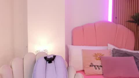 victoria  online show from December 4, 11:30 am