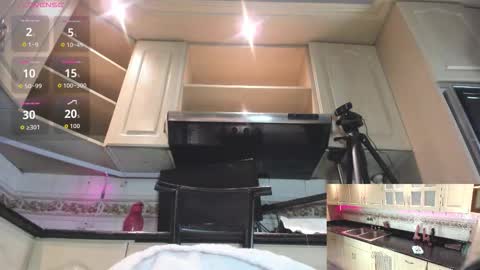 Snapshot of victoriapowell chatting on November 18, 11:58 am Victoria online show from November 18, 11:58 am