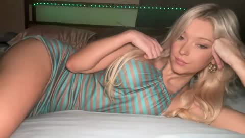 Snapshot of victoriarrose chatting on July 7, 9:41 pm Victoriarrose online show from July 7, 9:41 pm