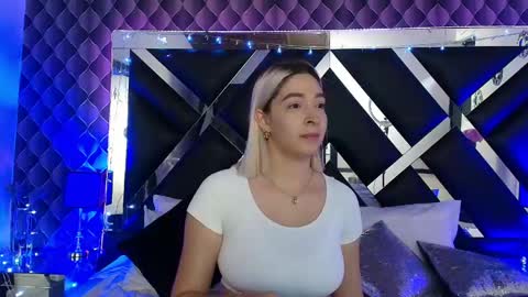 Snapshot of victtoria_lee chatting on April 28, 7:08 pm victtoria lee online show from April 28, 7:08 pm
