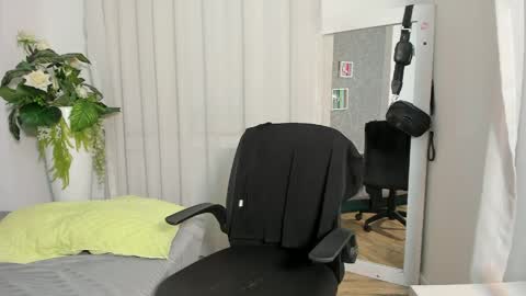 viictoriiasaenz online show from April 22, 6:05 am