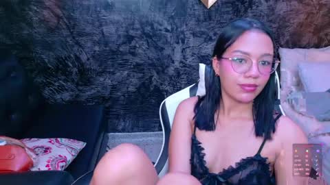 Snapshot of viiolet__moon chatting on May 5, 9:45 pm Violet online show from May 5, 9:45 pm