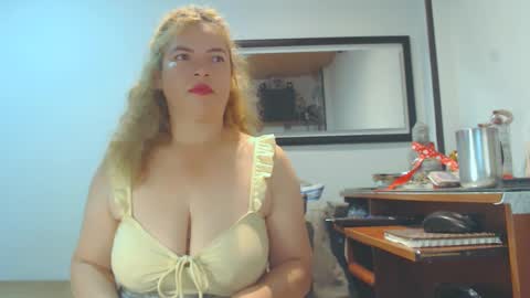 Snapshot of vikktoriaaa chatting on February 1, 5:18 am VIKKKTORIAAA online show from February 1, 5:18 am