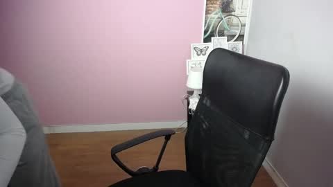 Snapshot of viktoria_lovely chatting on December 20, 5:25 am viktoria_lovely online show from December 20, 5:25 am