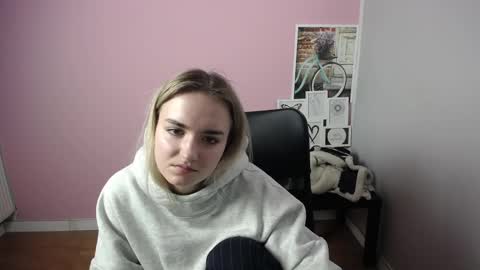 Snapshot of viktoria_lovely chatting on January 14, 9:13 am viktoria_lovely online show from January 14, 9:13 am