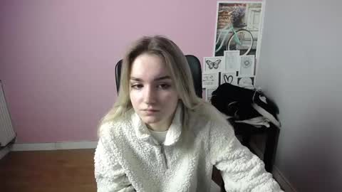 Snapshot of viktoria_lovely chatting on February 3, 8:02 am viktoria_lovely online show from February 3, 8:02 am