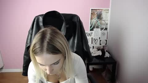 Snapshot of viktoria_lovely chatting on October 13, 11:21 am viktoria_lovely online show from October 13, 11:21 am