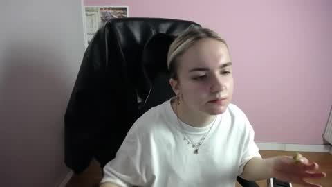 viktoria_lovely online show from April 24, 6:27 am