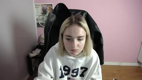 Snapshot of viktoria_lovely chatting on May 8, 6:30 am viktoria_lovely online show from May 8, 6:30 am