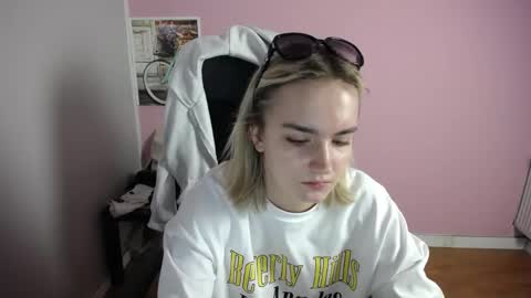 Snapshot of viktoria_lovely chatting on May 20, 6:19 am viktoria_lovely online show from May 20, 6:19 am