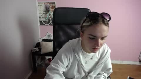 viktoria_lovely online show from July 21, 7:00 am
