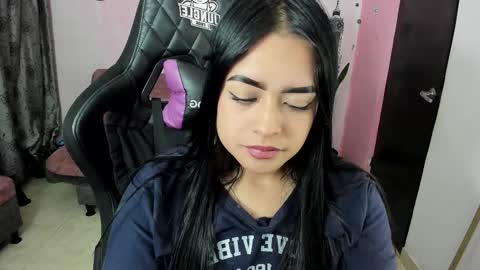 Snapshot of vio_let_ chatting on October 26, 3:34 am Daniela online show from October 26, 3:34 am