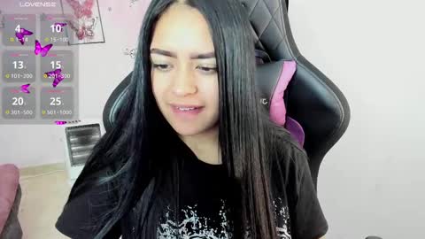 Snapshot of vio_let_ chatting on November 4, 3:33 pm Daniela online show from November 4, 3:33 pm