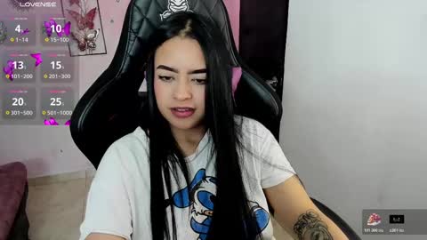 Snapshot of vio_let_ chatting on November 8, 3:50 am Daniela online show from November 8, 3:50 am