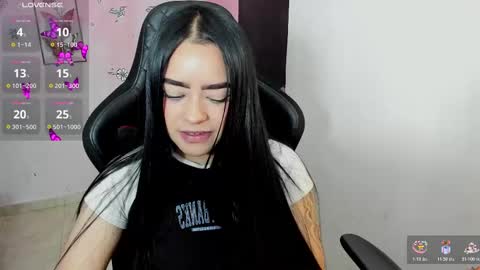 Snapshot of vio_let_ chatting on November 14, 8:13 am Daniela online show from November 14, 8:13 am