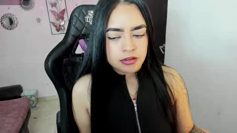 Snapshot of vio_let_ chatting on November 16, 4:18 am Daniela online show from November 16, 4:18 am