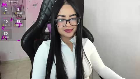 Snapshot of vio_let_ chatting on November 18, 2:17 am Daniela online show from November 18, 2:17 am