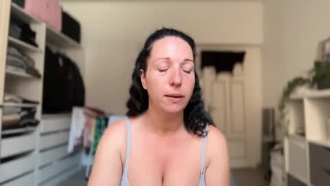 Snapshot of viola_beck chatting on June 6, 8:52 am Vio online show from June 6, 8:52 am