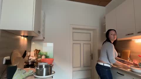 Snapshot of viola_beck chatting on June 9, 10:27 am Vio online show from June 9, 10:27 am
