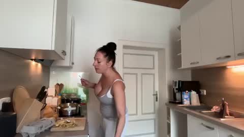 Snapshot of viola_beck chatting on June 16, 10:18 am Vio online show from June 16, 10:18 am