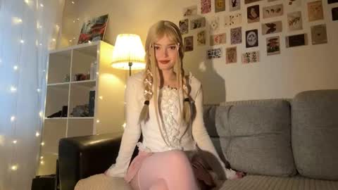 Snapshot of viola_blonde chatting on October 11, 1:20 pm viola_blonde online show from October 11, 1:20 pm