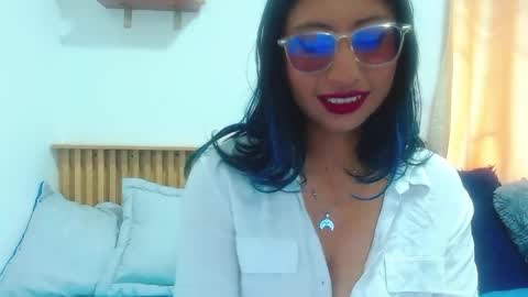 V I O L E T  online show from May 8, 2:55 pm