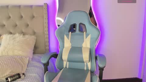  Violet  online show from December 5, 5:50 pm