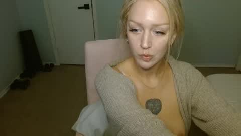 Snapshot of violet_winter97 chatting on January 23, 5:13 am violet_winter97 online show from January 23, 5:13 am