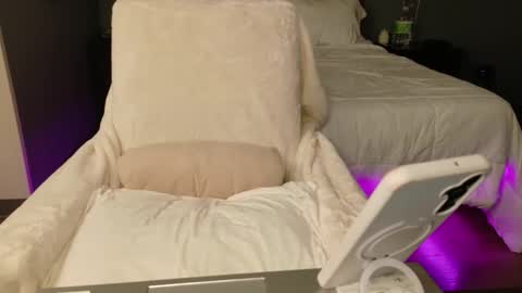 violet_winter97 online show from April 19, 5:23 pm