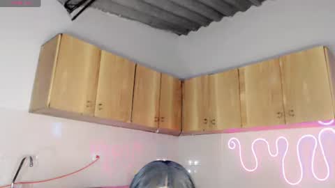 Snapshot of violeta_r_01 chatting on June 18, 4:46 am violeta_r_01 online show from June 18, 4:46 am