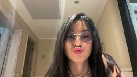 violetavyolet online show from May 6, 6:46 pm